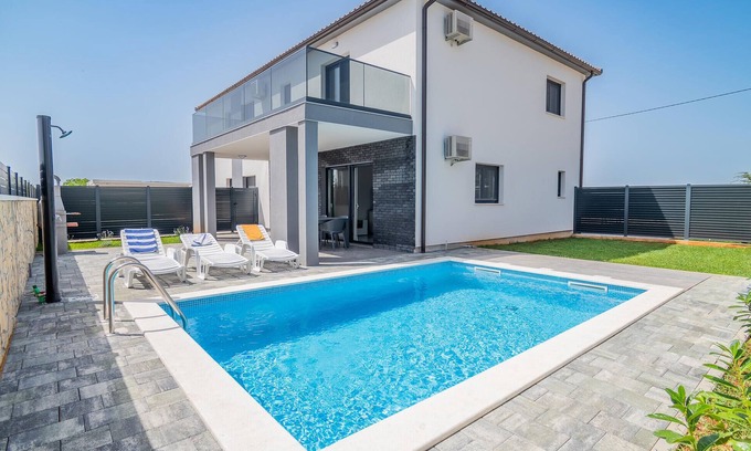Skatari House | Lovely home in Pula with WiFi