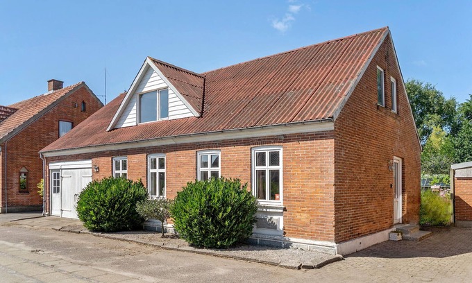 Hvidbjerg House | Lovely home in Thyholm with WiFi