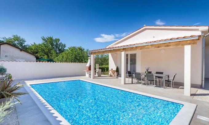 Pula House | Lovely home in Valbandon with WiFi