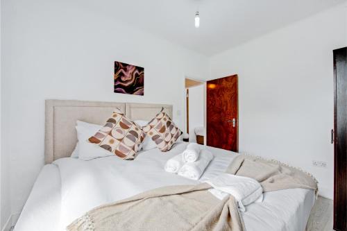 Tottenham Hale Apartment | Lovely Home - Park Views & Ideal Transport Links