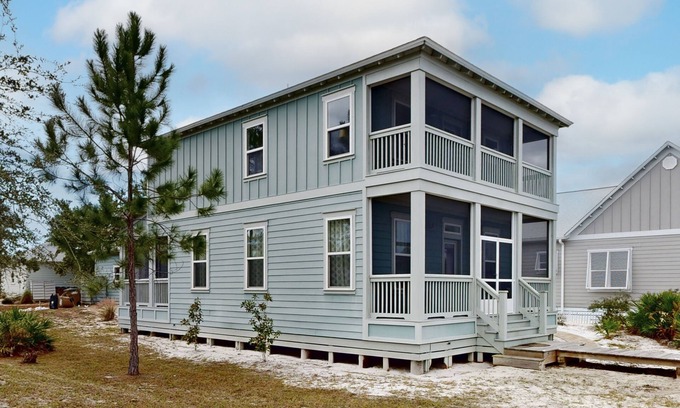Port St. Joe House | Lovely Home w/Screened-In Porches, Balcony & Shared Pool - Walk to the Beach