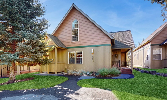 Redmond House | Lovely home with resort amenities, private hot tub & golf course view