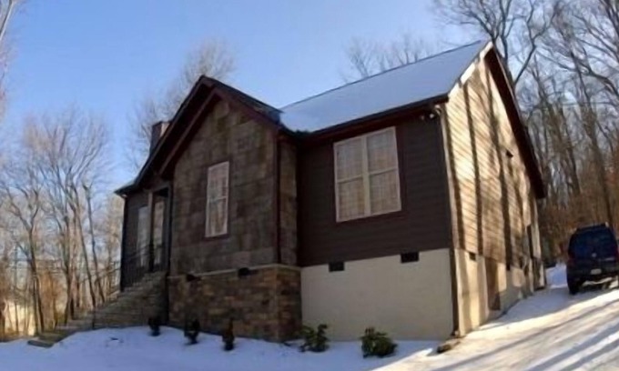 Beech Mountain House | Lovely House 200yards walk to ski slope Top of the mountain Low Fee’s