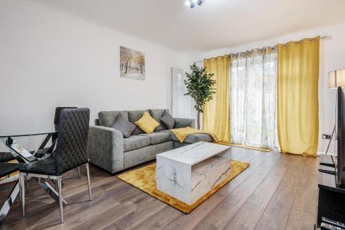 Redbridge House | Lovely House in Dagenham/Barking with free parking, WiFi & Garden