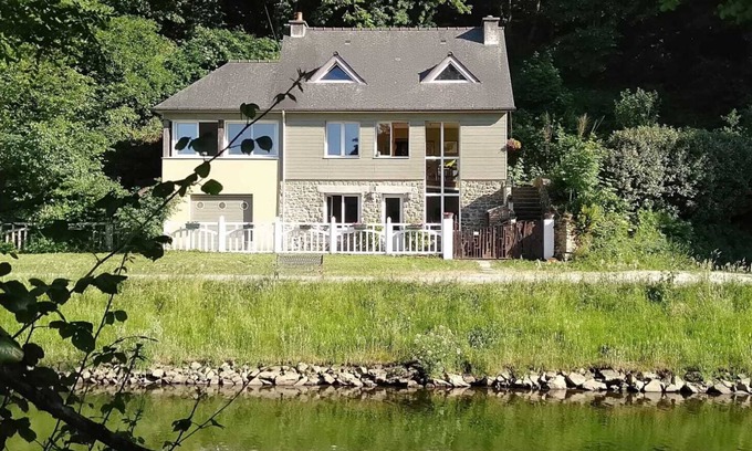 Lanvallay House | Lovely house with beautiful views by the Rance River. A short walk to Dinan Port