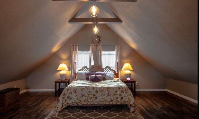 Des Moines Apartment | Lovely King Bed Loft near Downtown; Free Parking