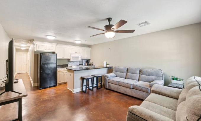 Lake Charles Apartment | Lovely Lake Charles Duplex in Central Location!