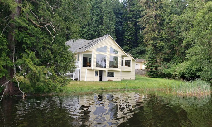 Lake Goodwin House | Lovely Lake Crabapple Lakefront Home