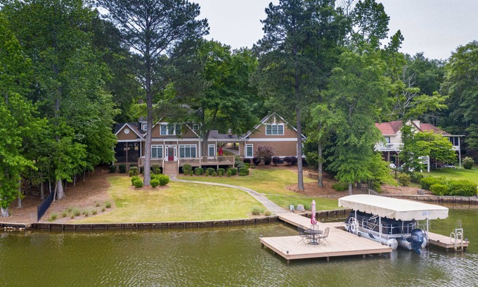 Lake Oconee House | Lovely Lake Escape on Lake Oconee with game room, hot tub and fire pit