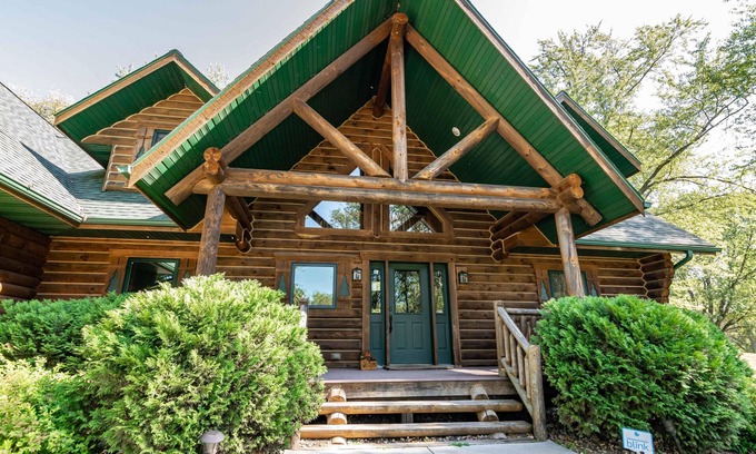 Necedah Cabin | LOVELY LAKEFRONT HOME ON THE SHORES OF CASTLE ROCK LAKE WITH PRIVATE PIER