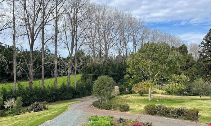 Pakaraka House | Lovely Large Family Home on 3 1/2 Acres Down a Private Lane. Plenty of Parking