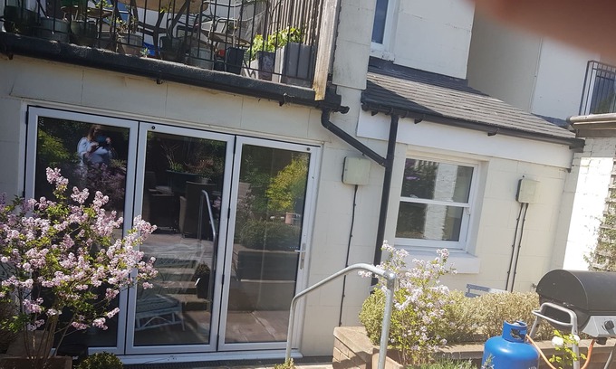 Royal Tunbridge Wells Apartment | Lovely Large Garden Flat