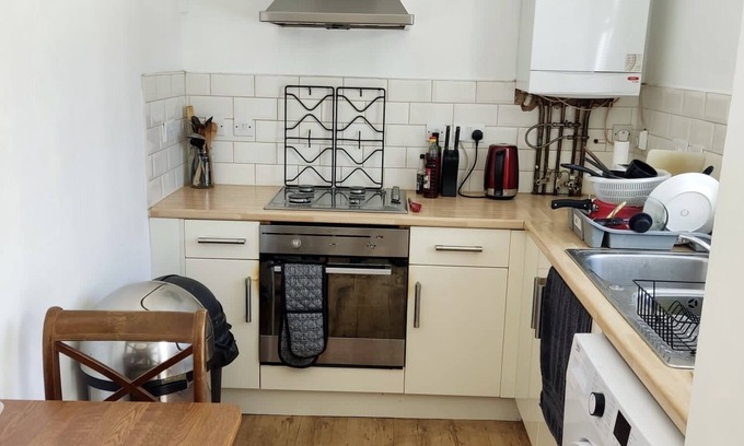 Palmers Green House | Lovely Large Room in Shared House