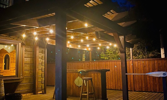 Port Dover Cottage | Lovely log cottage by the lake