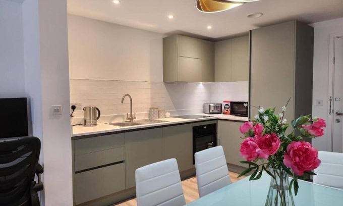 Luton Apartment | Lovely Luxury Apartment With Free Parking 801