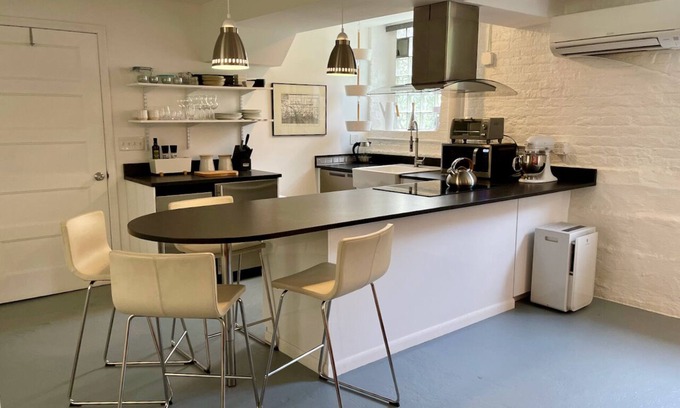 Lake View East Apartment | Lovely Minimalist Loft in the heart of Lakeview