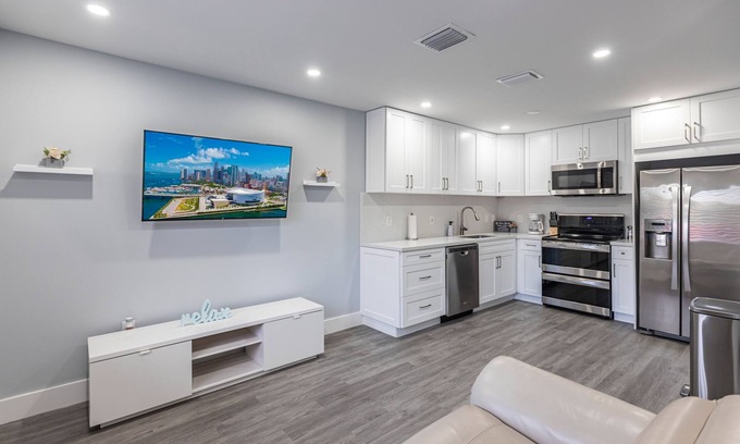 Country Club House | Lovely Newly Renovated! Townhouse 3 bedroom 3 bathroom/Nice Patio
