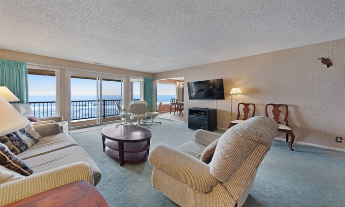 Lincoln Beach Condo | Lovely oceanfront condo with sweeping water views, & balcony