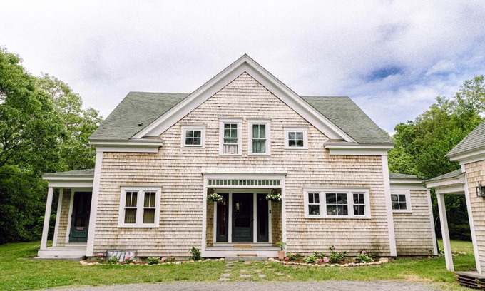 Edgartown House | Lovely on Llewellyn