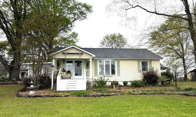 Greer House | Lovely pet- friendly 2-bedroom house in the Greer countryside