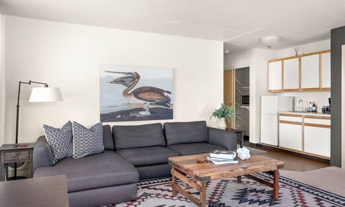 Paradise Apartment | Lovely Pet Friendly 2bd/2ba w/Private Entrance, On Site Laundry & Dedicated Parking