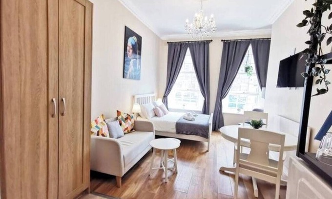 City Centre Dublin Apartment | Lovely Renovated Large Spacious Georgian Studio
