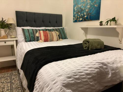 West Molesey House | Lovely Room with a view & Parking nr Hampton Court
