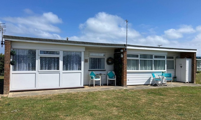 Great Yarmouth Ski Chalet | Lovely seaside chalet, close to Hemsby beach ref 83073S