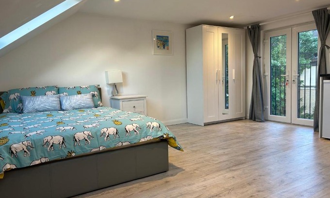 Canning Town Apartment | Lovely Self Contained Loft Studio - 33AS4