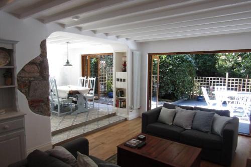 Carlyon House | Lovely Spacious Cottage Near The Coast