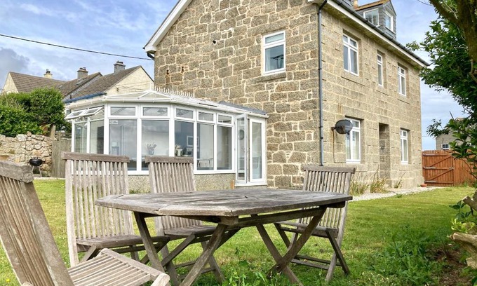 Penzance Apartment | Lovely spacious flat with sea views, sunsets, garden and woodburner
