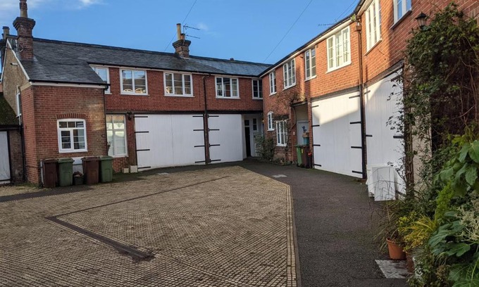 Royal Tunbridge Wells Apartment | Lovely Stable mews in hidden location