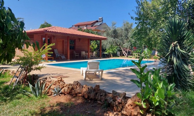Kepez House | Lovely Summer House with Shared Pool in Kepez