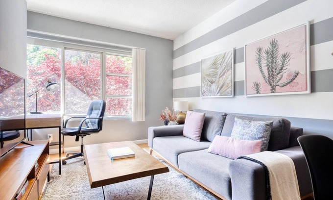 North Beach Apartment | Lovely Telegraph Hill 1BR w/Gym & Spa, walk to Muni, by Blueground