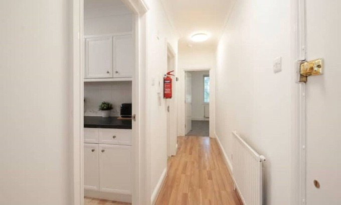 Golders Green House | Lovely, Three bed North West London Apartment with parking