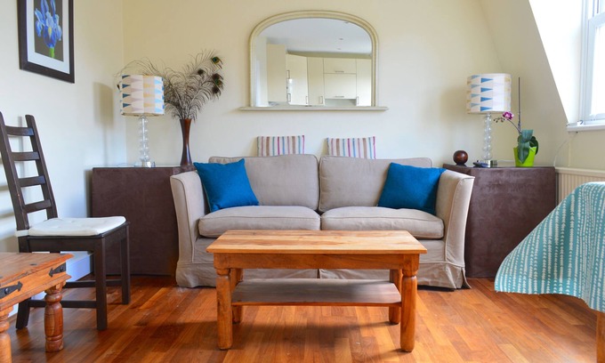 Fulham Apartment | Lovely Top Floor Flat in Leafy Fulham