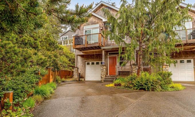 Manzanita House | Lovely townhome w/fireplace, grill, washer & dryer - walk to beach