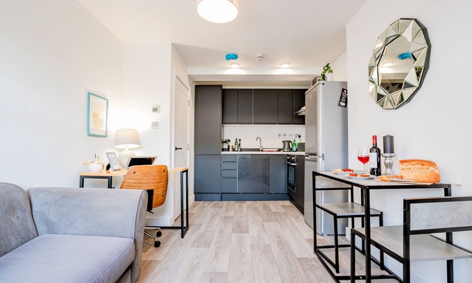 Caterham Apartment | Lovely Two Bed Flat in Caterham