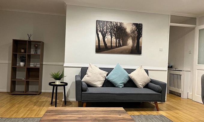 Custom House Apartment | Lovely two bedroom duplex apartment with parking