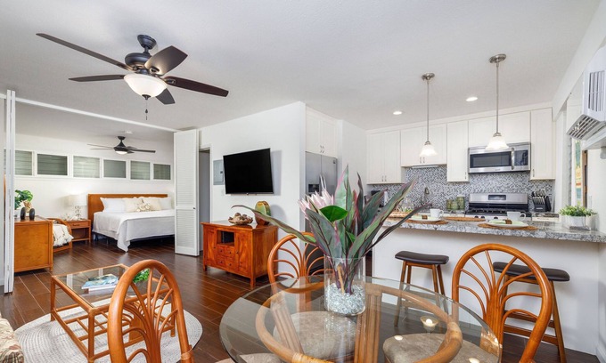 Historic Kailua Village Condo | 🌴Lovely Unit | AC | Partial Ocean View | Kona Mansions E333🌴