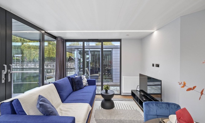 Canary Wharf Boat Rental | Lovely Water Lodge in London - Sleeps 6