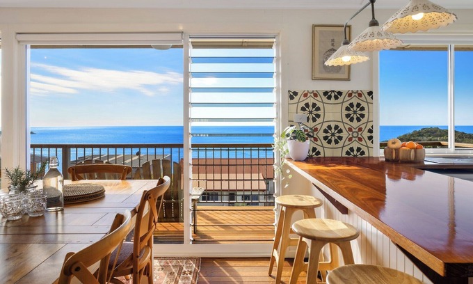 Yamba House | Lover's Point Beach House-Panoramic views, walk to everything