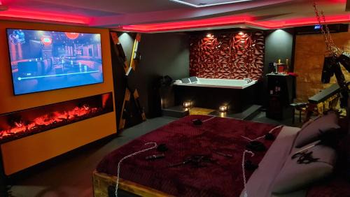 Bargemon Apartment | LOVEROOM "Des Chaines Les Passions"