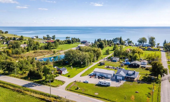 Dunnville Cabin | Lowbanks Cottage Sleeps 12, Hot Tub, 300m to beach!