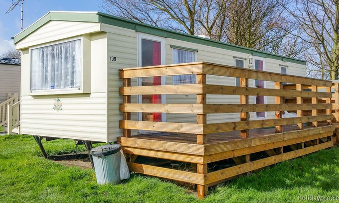 Leysdown-on-Sea RV Rental | Lowely 2 bedroom holiday caravan by the sea at Leysdown-on-sea