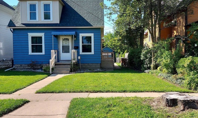 Monroe Apartment | Lower 2 BR Aunt Rose's Place Monroe MI This property has many favorable reviews!