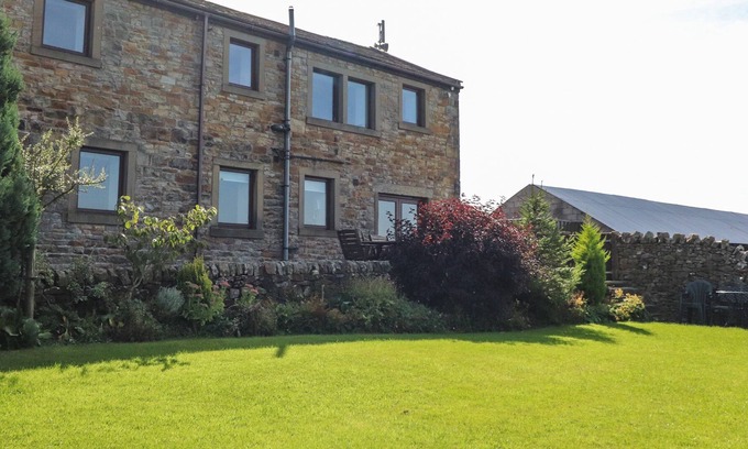 Fence Apartment | LOWER LAITHE, pet friendly, with a garden in Clitheroe