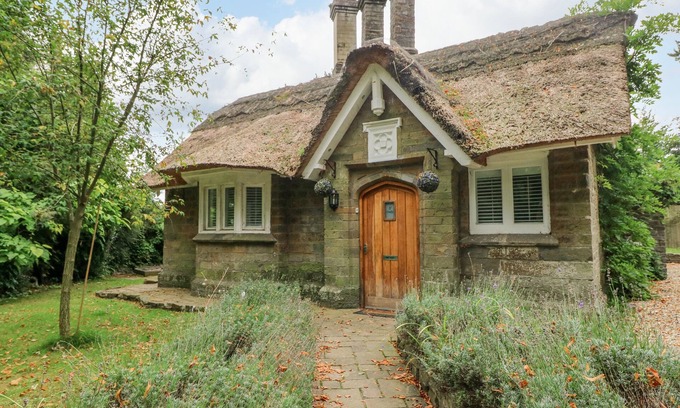 Sketty Cottage | LOWER SKETTY GREEN LODGE, pet friendly, with a garden in Swansea