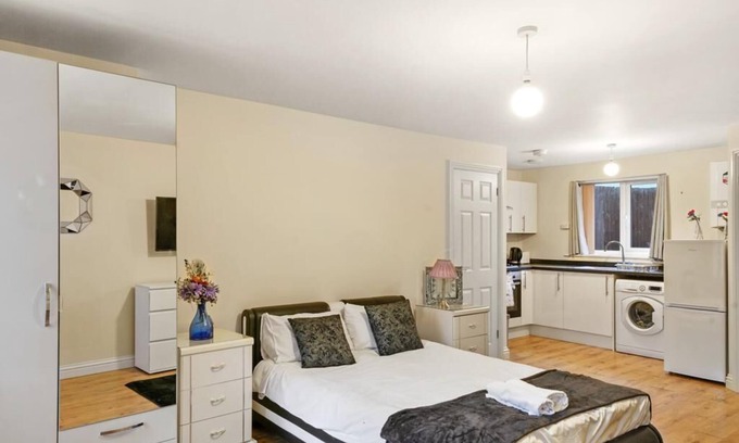 Luton Apartment | LT Properties Lovely Studio Apartment