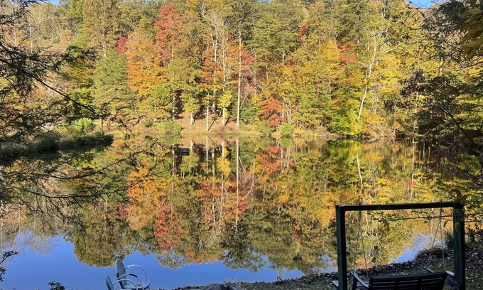 Blue Ridge Cabin | “Lucky Lake” secluded log cabin on a lake. Wood burning fireplace and hot tub!